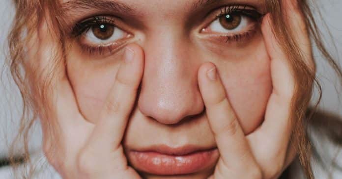 sintomas-de-alerta-no-seu-corpo-que-indicam-que-tem-muita-inveja-em-voce-segundo-a-espiritualidade Sintomas de alerta no seu corpo que indicam que tem muita inveja em você, segundo a espiritualidade