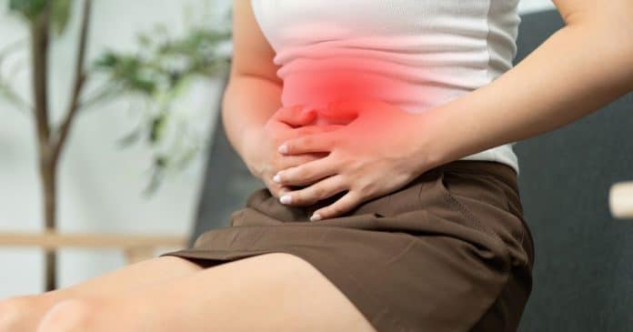 Você não consegue fazer o “número dois” fora de casa? Entenda por que seu intestino só funciona NO SEU banheiro