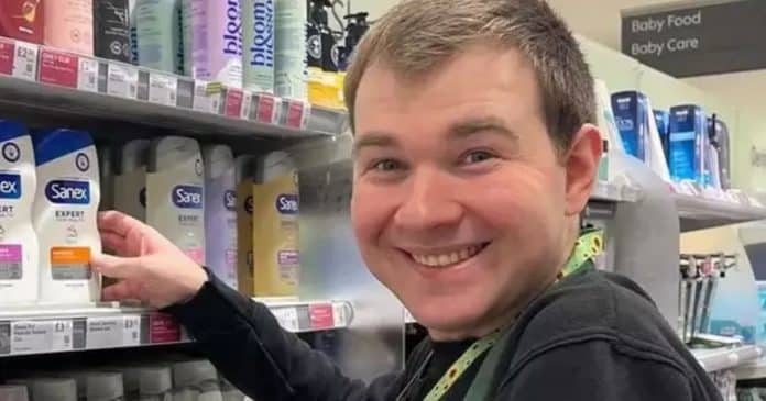 voluntario-autista-perde-emprego-de-4-anos-em-supermercado-apos-mae-pedir-que-ele-fosse-pago-por-seu-trabalho Voluntário autista perde emprego de 4 anos em supermercado após mãe pedir que ele fosse pago por seu trabalho
