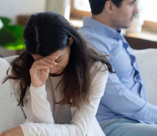 9 Sinais de que você desistiu emocionalmente do casamento (mas ainda finge que está tudo bem)