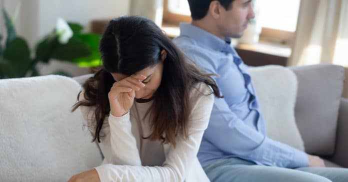 9-sinais-de-que-voce-desistiu-emocionalmente-do-casamento-mas-ainda-finge-que-esta-tudo-bem 9 Sinais de que você desistiu emocionalmente do casamento (mas ainda finge que está tudo bem)