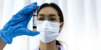 “Algo estranho” encontrado no sangue revela mistério por trás da COVID Longa