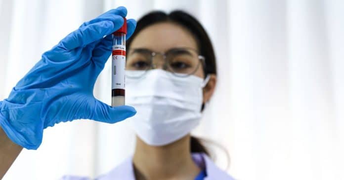 “Algo estranho” encontrado no sangue revela mistério por trás da COVID Longa