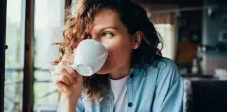 Beber café diariamente pode deixar sua mente “anos mais jovem”: estudo revela o porquê