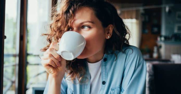 Beber café diariamente pode deixar sua mente “anos mais jovem”: estudo revela o porquê