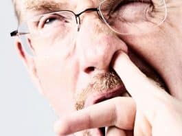 Cutucar o nariz pode causar danos graves: Os riscos chocantes para sua saúde que ninguém te contou