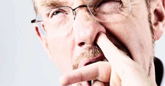 Cutucar o nariz pode causar danos graves: Os riscos chocantes para sua saúde que ninguém te contou