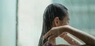 Especialistas explicam por que tomar banho no escuro pode ser o ‘segredo para dormir melhor’