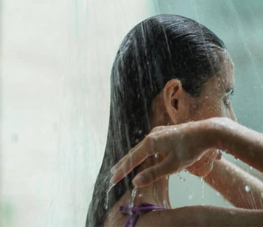 Especialistas explicam por que tomar banho no escuro pode ser o ‘segredo para dormir melhor’