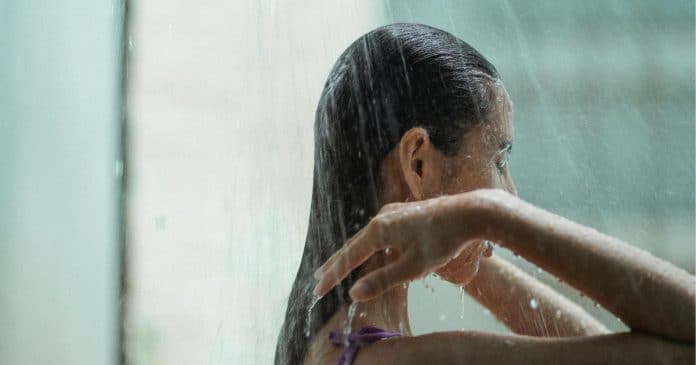 especialistas-explicam-por-que-tomar-banho-no-escuro-pode-ser-o-segredo-para-dormir-melhor Especialistas explicam por que tomar banho no escuro pode ser o ‘segredo para dormir melhor’