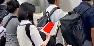 Esse simples plástico vermelho virou o método de estudo mais famoso do Japão que ajuda milhões de alunos Esse simples plástico vermelho virou o método de estudo mais famoso do Japão que ajuda milhões de alunos