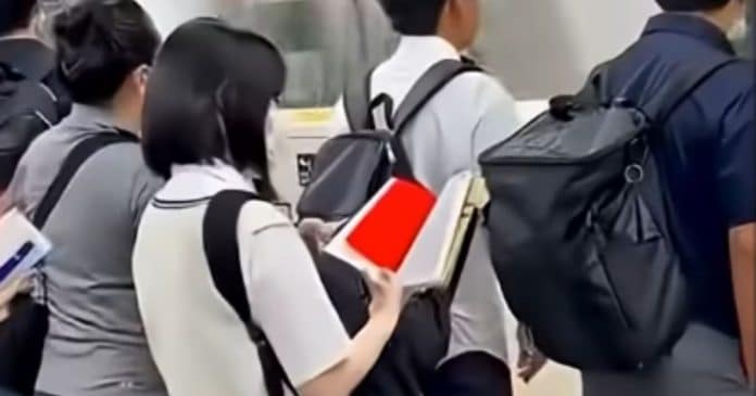 Esse simples plástico vermelho virou o método de estudo mais famoso do Japão que ajuda milhões de alunos