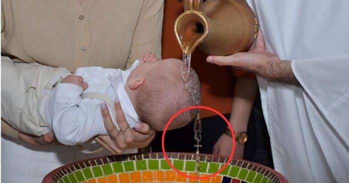 Foto mostra momento em que terço se forma água de batismo em SC: “Sinal divino”