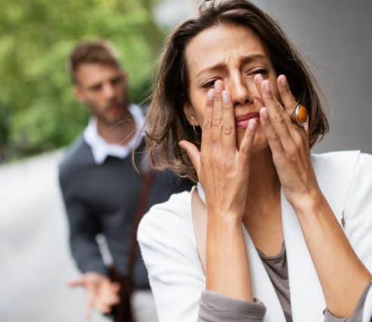 Fuja desse tipo de homem, ele não quer nada com você: Ele dá ESTE sinal antes mesmo de iniciar um relacionamento