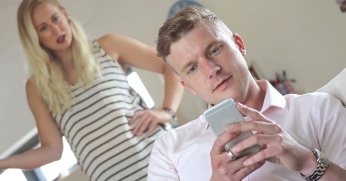 Nova forma de “traição” divide opiniões: especialistas alertam sobre o aumento do comportamento nas relações modernas