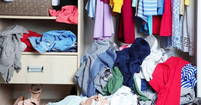 o-impacto-psicologico-do-acumulo-de-roupas-como-o-armario-afeta-sua-mente-e-sua-energia O impacto psicológico do acúmulo de roupas não usadas: como o seu armário afeta sua mente e sua energia