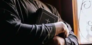 O que acontece se alguém confessar um assassinato para um padre? Sacerdote explica os limites do segredo de confissão O que acontece se alguém confessar um assassinato para um padre? Sacerdote explica os limites do segredo de confissão