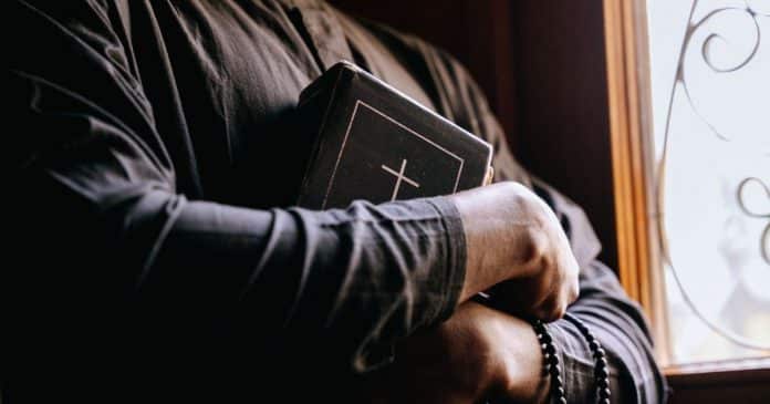 O que acontece se alguém confessar um assassinato para um padre? Sacerdote explica os limites do segredo de confissão