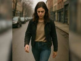 O significado psicológico oculto de por quê algumas pessoas andam sempre “olhando para o chão”