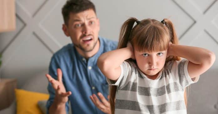 Psicólogo acompanhou crianças que cresceram sem ouvir “não” e o resultado foi mais assustador do que ele esperava