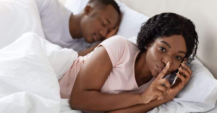 Quando uma mulher casada começa a se interessar por outro homem, ela costuma apresentar estes 9 sinais