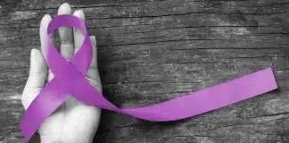 Se você ver um laço roxo em roupas ou perfis, pare e preste atenção: o significado é muito mais profundo do que parece