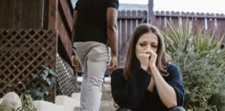 O que acontece quando um cônjuge SEMPRE deixa o outro sozinho emocionalmente