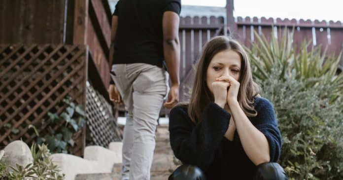 O que acontece quando um cônjuge SEMPRE deixa o outro sozinho emocionalmente