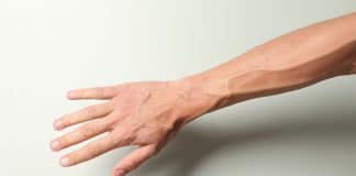 Suas veias das mãos estão mais aparentes? Descubra o que isso realmente significa