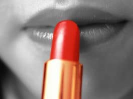 Você está se envenenando sem saber: Várias marcas de batom contêm uma substância altamente tóxica, aponta estudo