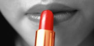 Você está se envenenando sem saber: Várias marcas de batom contêm uma substância altamente tóxica, aponta estudo Você está se envenenando sem saber: Várias marcas de batom contêm uma substância altamente tóxica, aponta estudo