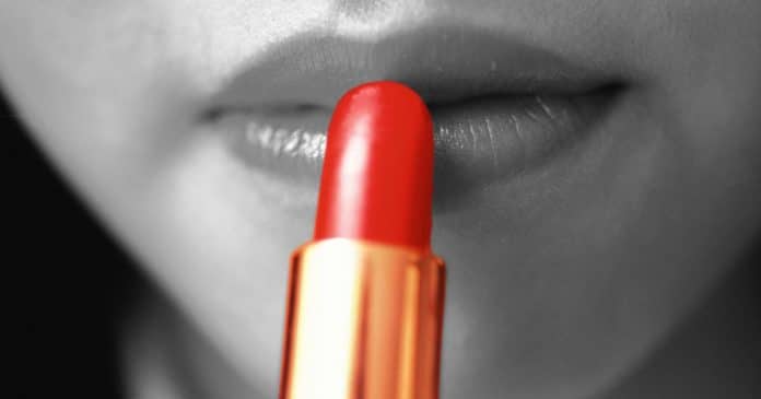 voce-esta-se-envenenando-sem-saber-varias-marcas-de-batom-contem-uma-substancia-altamente-toxica-aponta-estudo Você está se envenenando sem saber: Várias marcas de batom contêm uma substância altamente tóxica, aponta estudo