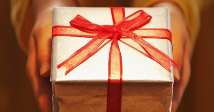 7 presentes que você NÃO deve aceitar de jeito nenhum de ninguém