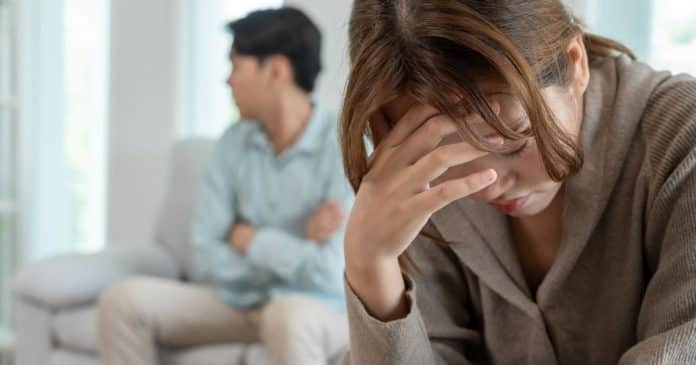 8 Sinais de que seu marido está profundamente infeliz (e por que ele tem medo de te contar)