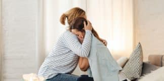 Como ‘colocar limites com sua mãe’ SEM perder o amor dela: a verdade psicológica que pode salvar sua vida emocional