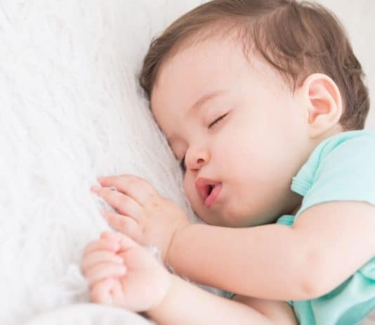 Dormir em 12 segundos? Método viral promete acalmar bebês e conquista pais de recém-nascidos