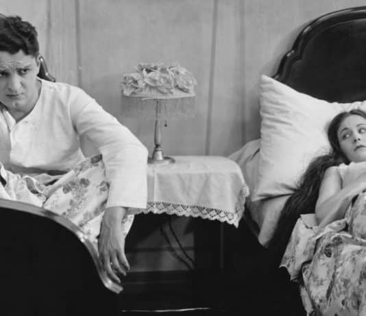 É normal um casal “namorar” apenas uma vez por mês? O que dizem especialistas, dados e tendências