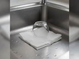 É por este motivo que você deve SEMPRE deixar uma folha de papel e um copo virado para baixo na pia antes de viajar