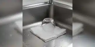 É por este motivo que você deve SEMPRE deixar uma folha de papel e um copo virado para baixo na pia antes de viajar É por este motivo que você deve SEMPRE deixar uma folha de papel e um copo virado para baixo na pia antes de viajar