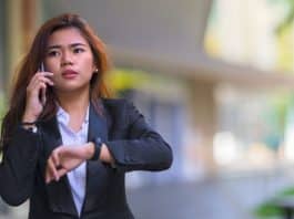 Funcionária é demitida por ‘sempre chegar mais cedo’ para trabalhar – e empresa ainda ganha causa na justiça; entenda