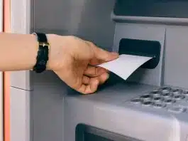 Golpe do “comprovante esquecido no caixa eletrônico” volta a fazer vítimas: saiba como se proteger