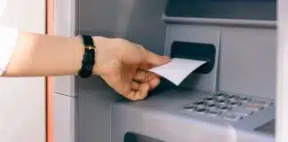 Golpe do “comprovante esquecido no caixa eletrônico” volta a fazer vítimas: saiba como se proteger Golpe do “comprovante esquecido no caixa eletrônico” volta a fazer vítimas: saiba como se proteger