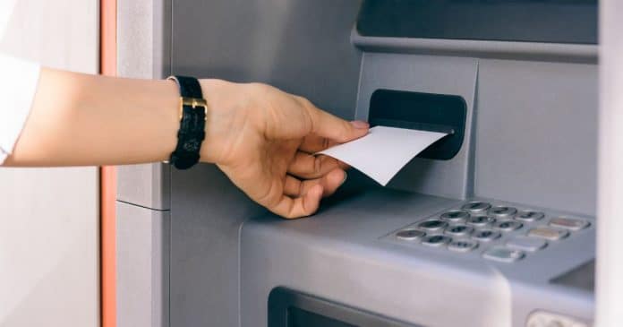 Golpe do “comprovante esquecido no caixa eletrônico” volta a fazer vítimas: saiba como se proteger