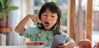 O alerta que muitos pais NÃO querem ouvir: Celular antes dos 12 anos pode destruir a saúde das crianças