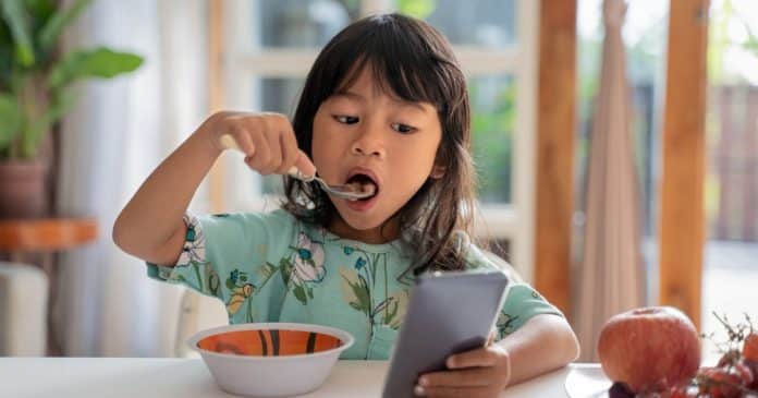 O alerta que muitos pais NÃO querem ouvir: Celular antes dos 12 anos pode destruir a saúde das crianças