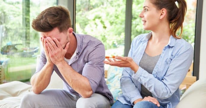 Se a pessoa faz esse gesto, algo não está sendo dito: como identificar uma possível mentira pela linguagem corporal