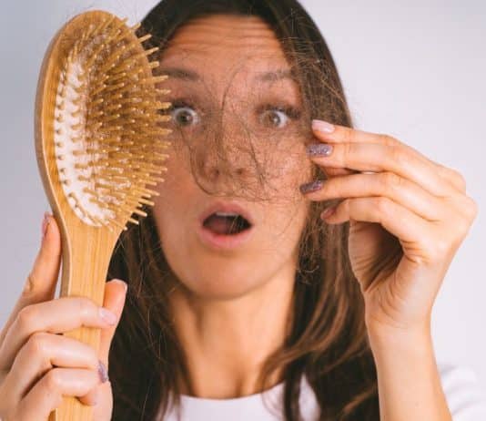 Seu cabelo fala: queda excessiva pode ser ‘sinal de alerta espiritual preocupante’, entenda o significado