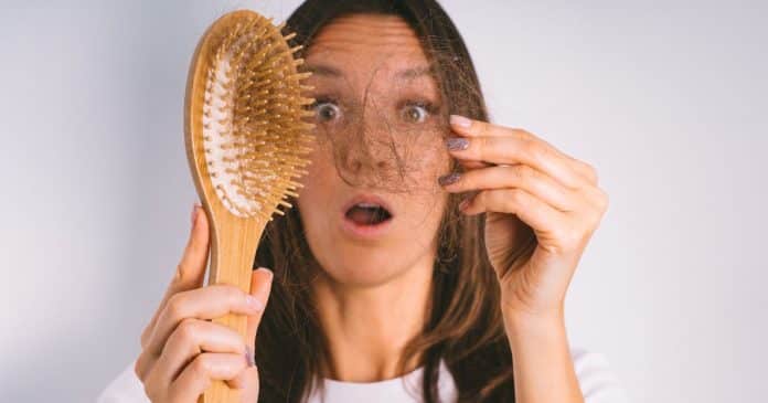 Seu cabelo fala: queda excessiva pode ser ‘sinal de alerta espiritual preocupante’, entenda o significado