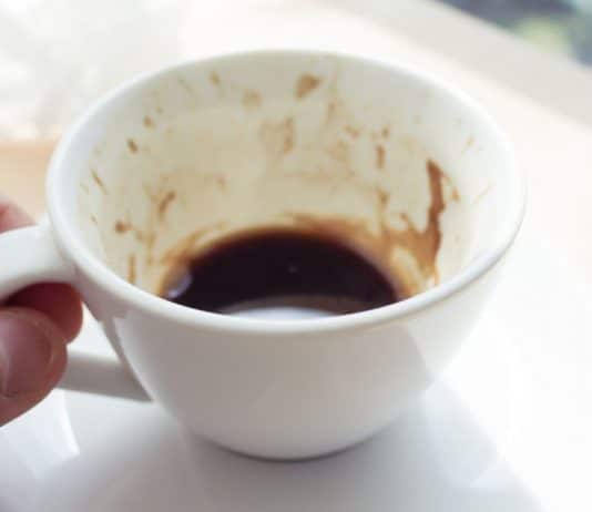 Você sempre deixa o “último gole” de café na xícara? A psicologia explica o que está por trás desse comportamento