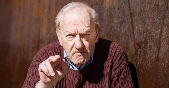 12 Comportamentos comuns na velhice que silenciosamente afastam amigos e família